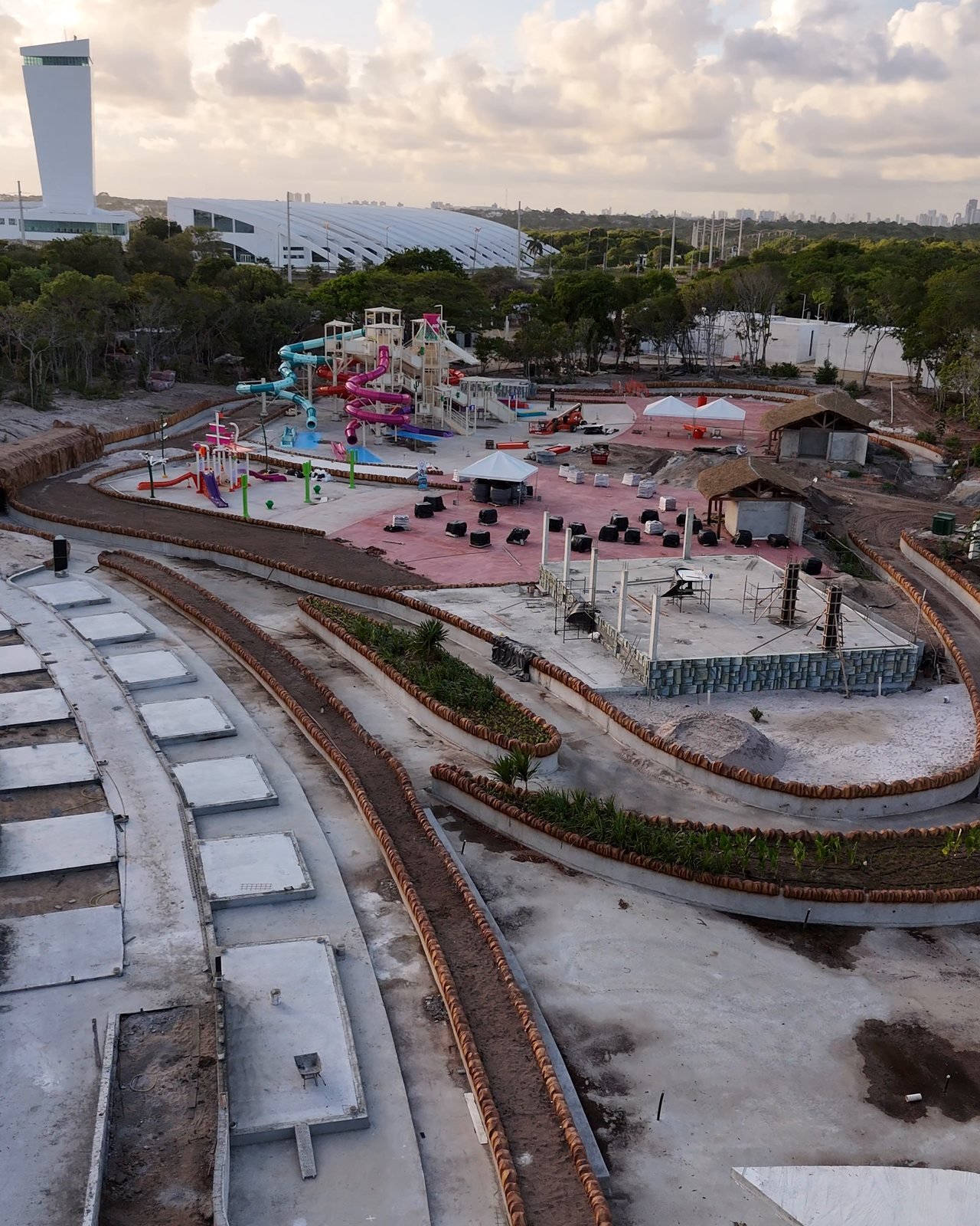 Vista aérea do Acquaí Park em obra, com os toboáguas coloridos montados e a torre da Estação Cabo Branco ao fundo