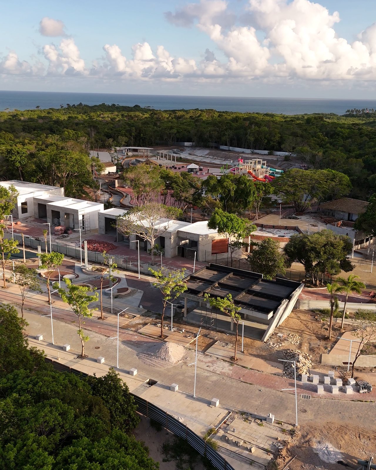 Vista aérea do entorno do Acquaí Park, com as construções de apoio, a mata preservada e o mar ao fundo