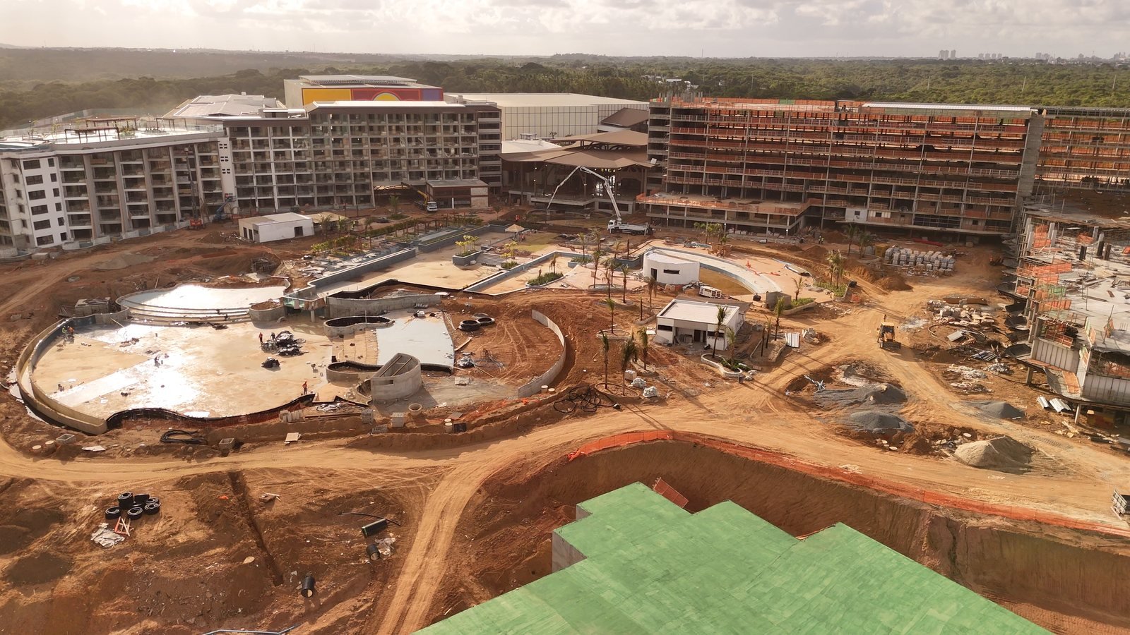 Imagem aérea da obra do hotel Tahua, com a área da piscina em construção