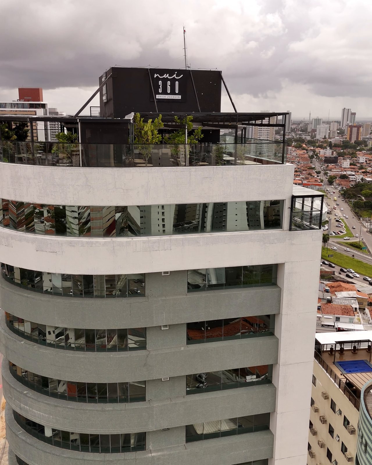 Imagem aérea do rooftop do restaurante Nui no alto de um prédio de João Pessoa