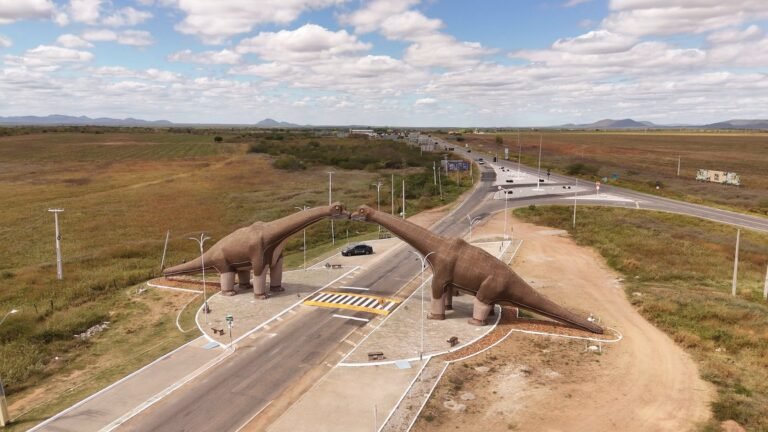 Vista aérea do portal com dois dinossauros na entrada de Sousa, no sertão da Paraíba