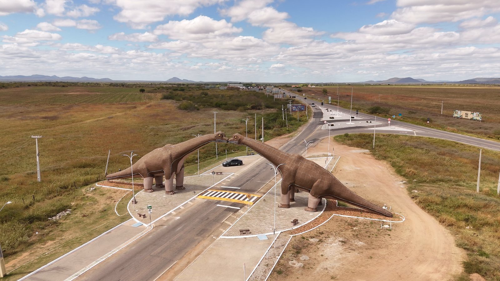 Imagem aérea do portal com dois dinossauros na entrada de Sousa, no sertão da Paraíba