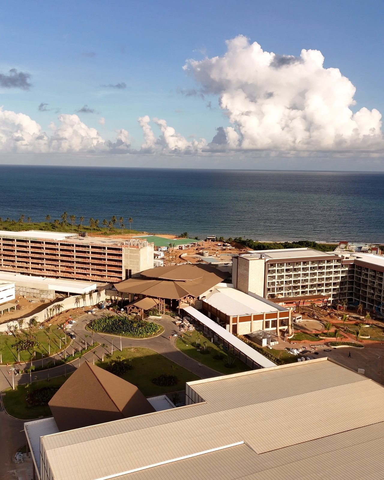 Vista aérea do Tauá Resort João Pessoa, com os blocos de apartamentos, o parque aquático coberto e o mar do Cabo Branco ao fundo
