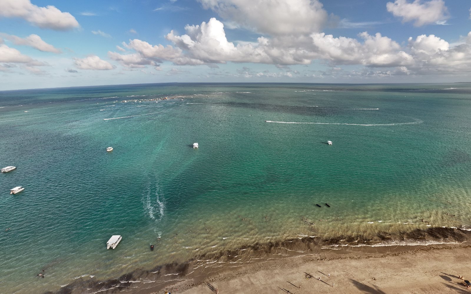 Vista aérea da praia de Camboinha, em Cabedelo, com os arrecifes e os catamarãs que levam ao banco de areia de Areia Vermelha