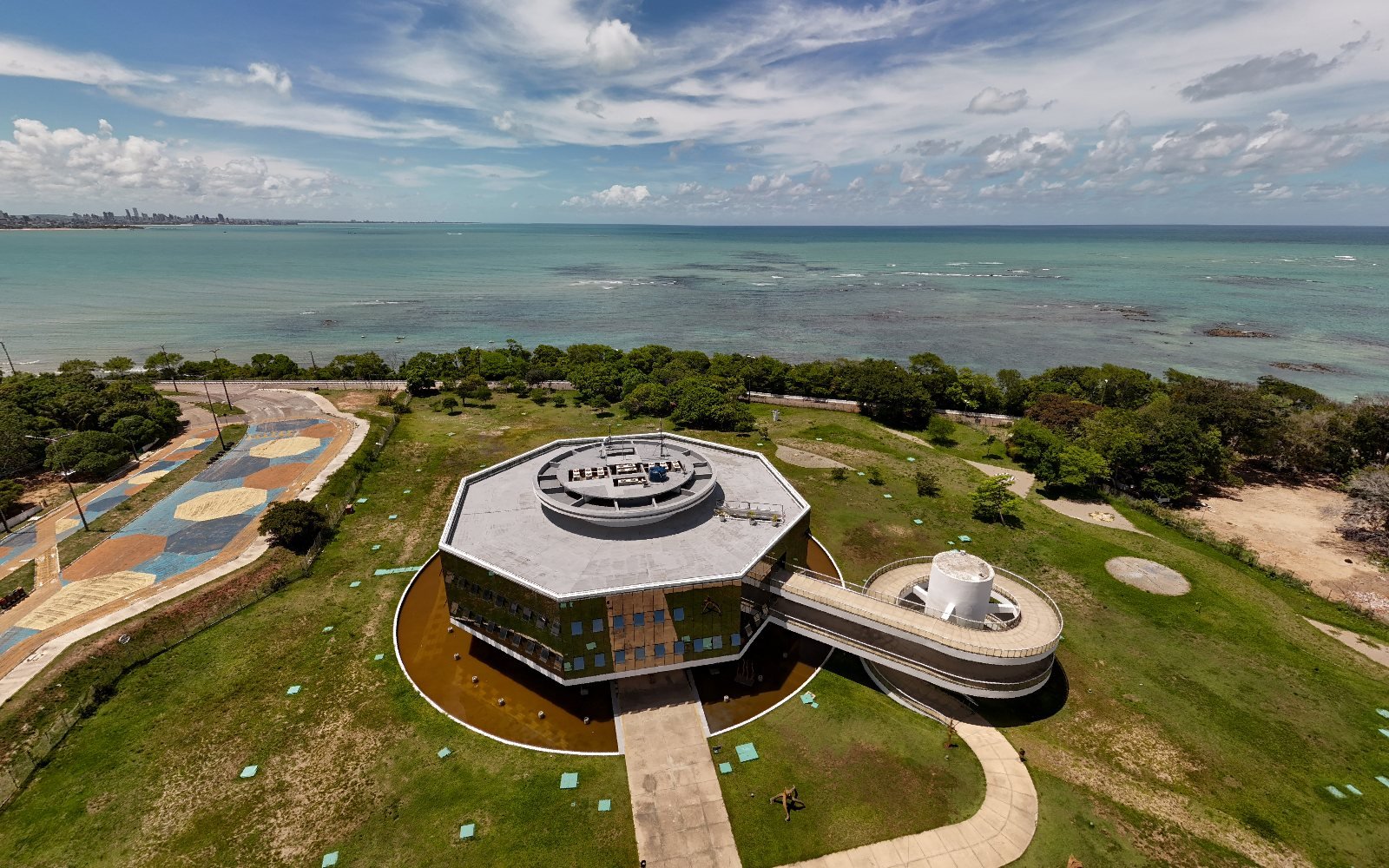 Vista aérea da Estação Cabo Branco, projeto de Oscar Niemeyer, com o mar e os arrecifes ao fundo