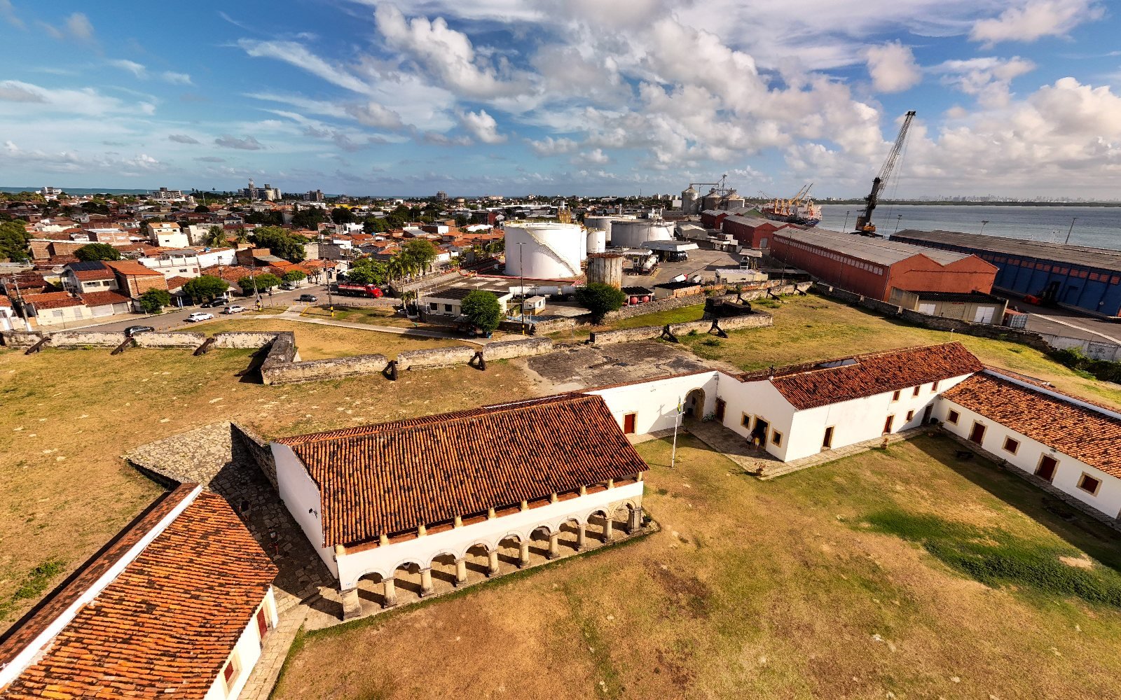 Vista aérea da Fortaleza de Santa Catarina, em Cabedelo, com as muralhas em estrela e o rio Paraíba ao fundo