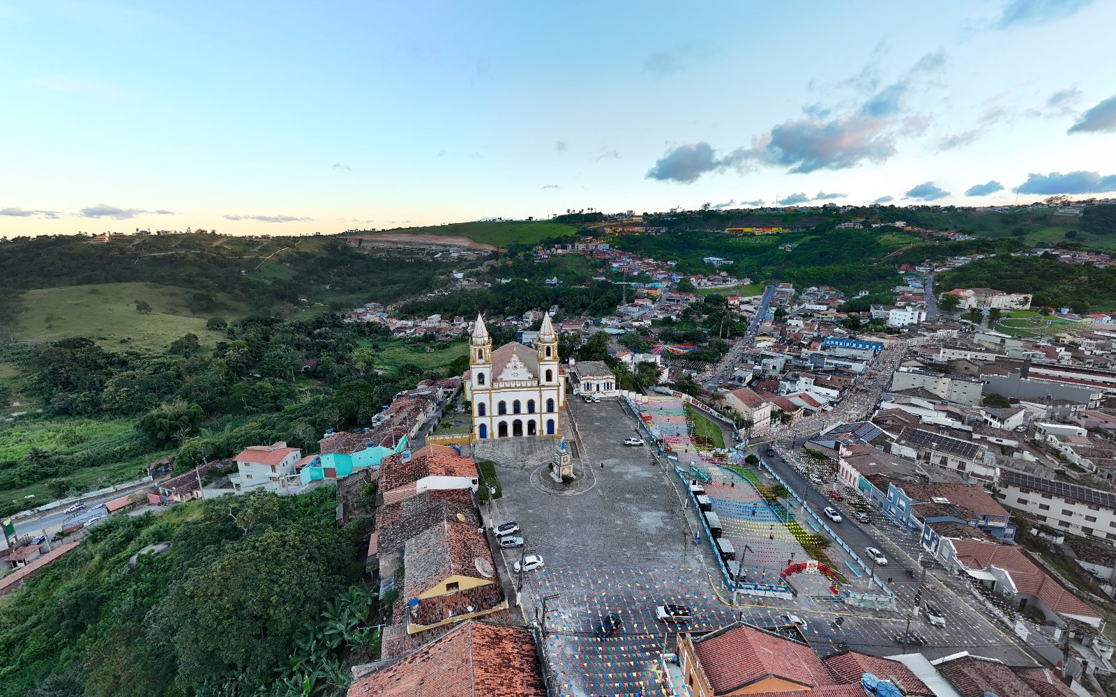 Vista aérea da Igreja Matriz Nossa Senhora do Livramento, em Bananeiras, com a praça e o casario em volta