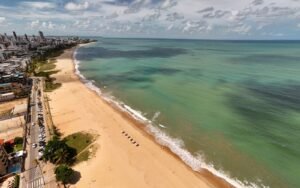 Praia de Manaíra e Cabo Branco: como são as duas praias da orla de João Pessoa
