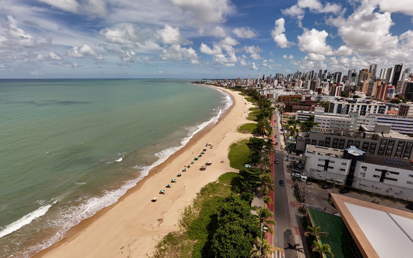 Vista aérea de Manaíra, em João Pessoa, com a praia à esquerda e os prédios do bairro até o horizonte