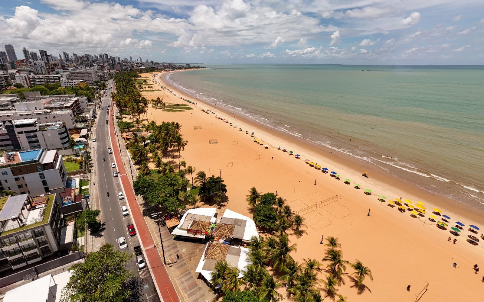 Vista aérea da praia do Cabo Branco, em João Pessoa, com a ciclovia, os coqueiros e a areia