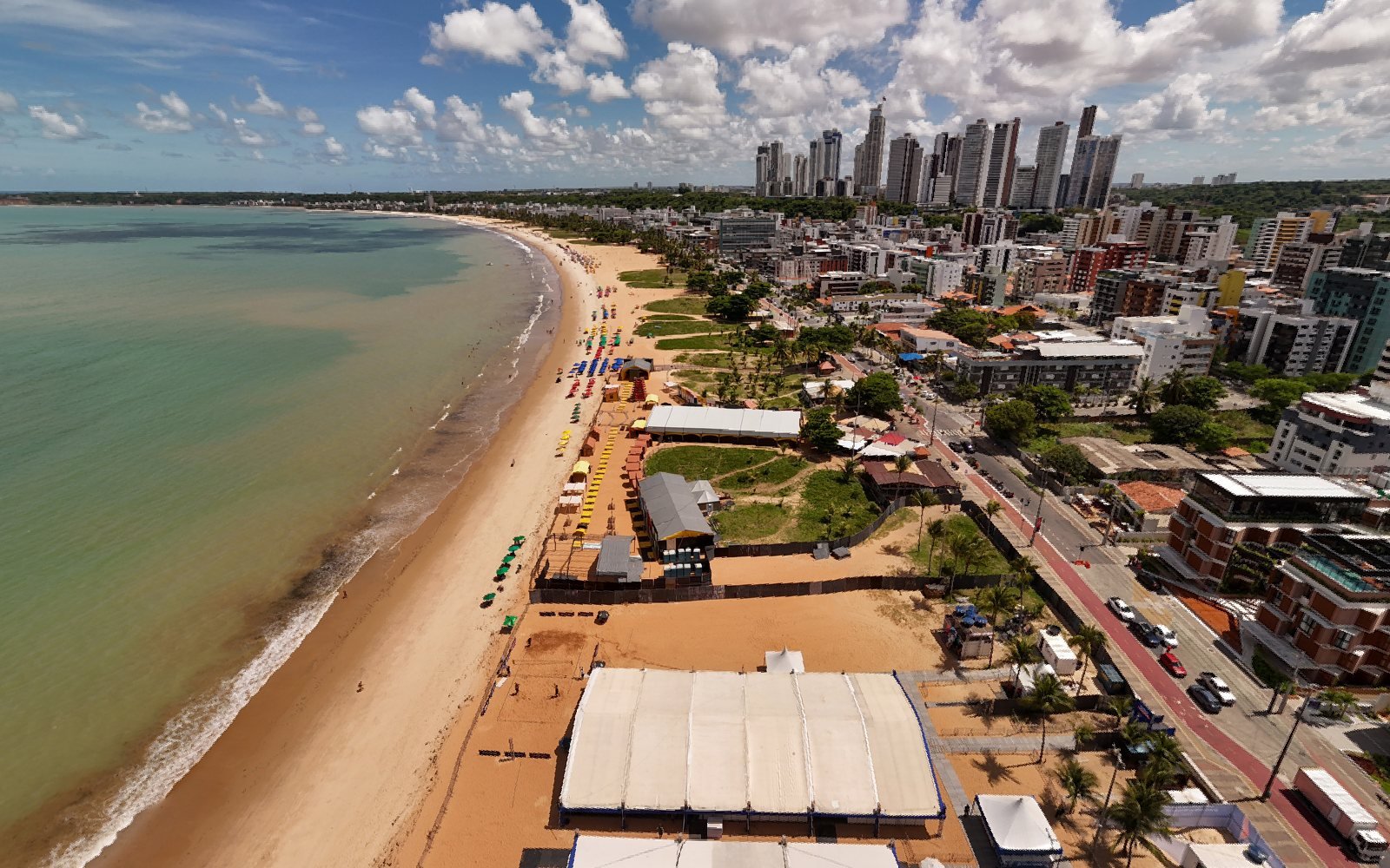 Vista aérea da praia de Tambaú, em João Pessoa, com a faixa de areia, o calçadão e os prédios da orla