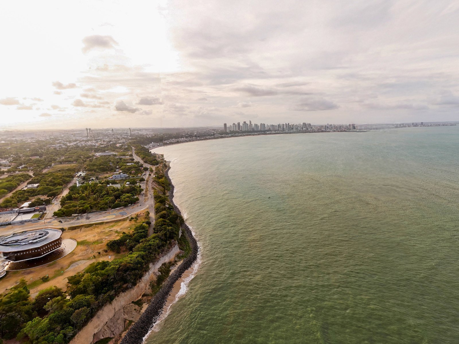 Orla de João Pessoa vista do alto no tour virtual 360° da PBem360, com as praias e os prédios da cidade