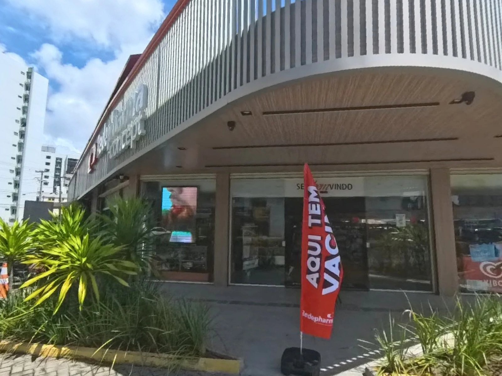 Loja da RedePharma fotografada em 360° pela PBem360, com a fachada e a entrada